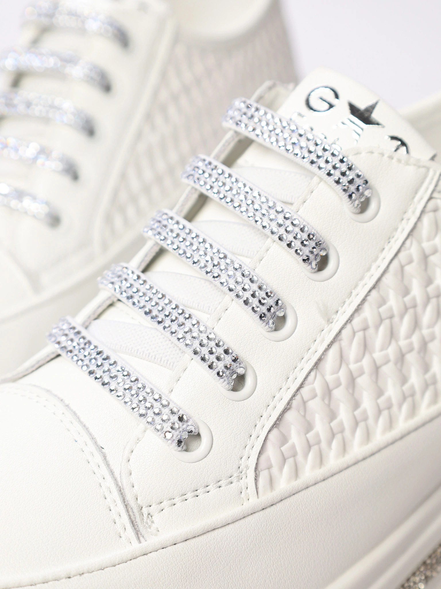 Кеды белого цвета со стразами на высокой платформе